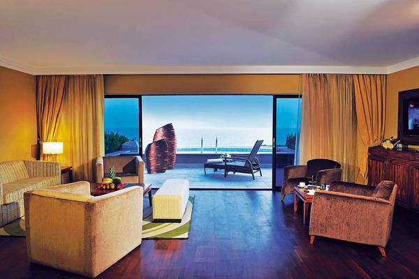 Suite im Susesi Luxury Resort mit Meerblick und Wohnzimmermöbeln.