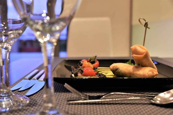 Teller mit einem Getränk und Essen im Kresten Royal Euphoria Resort