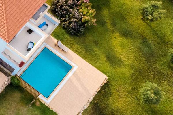 Oberflächenansicht des Kresten Royal Euphoria Resorts mit Pool und Rasen