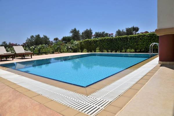 Außenpool des Kresten Royal Euphoria Resorts mit Liegestühlen und gepflegtem Garten.