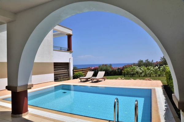 Außenpool des Kresten Royal Euphoria Resorts mit Terrasse und Liegestühlen.