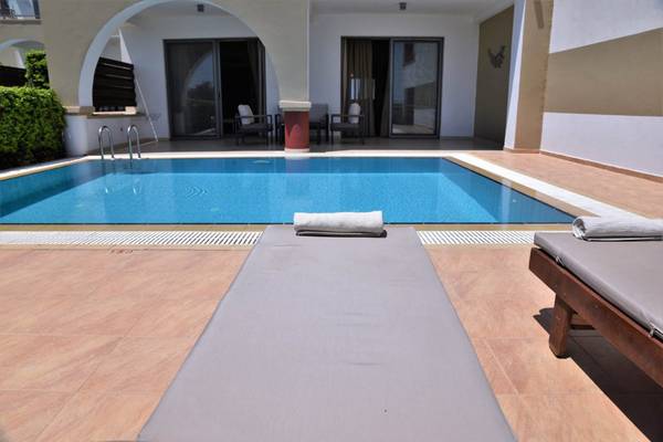 Pool und Liegen im Kresten Royal Euphoria Resort