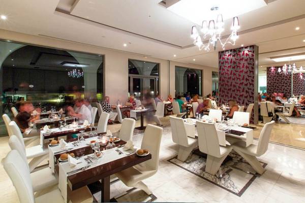 Innenansicht des Restaurants im Kresten Royal Euphoria Resort mit Gästen an Tischen und eleganter Einrichtung.