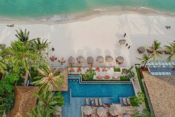 Luftaufnahme des Banana Fan Sea Resorts, Strand, Pool und Palmen