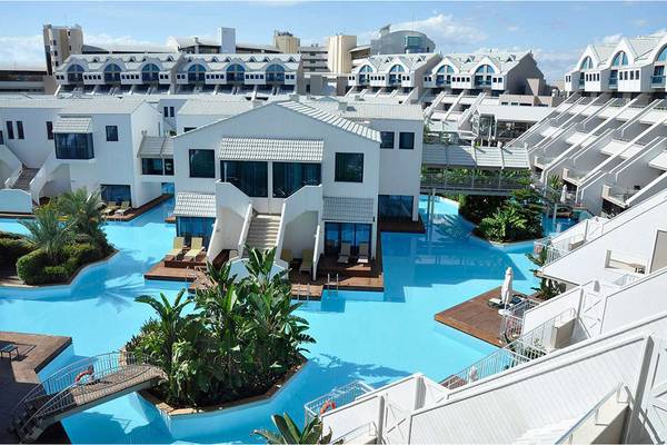 Luftaufnahme des Susesi Luxury Resorts mit Swimmingpool und weißen Gebäuden