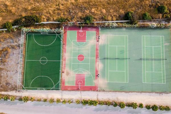 Luftaufnahme des Kresten Royal Euphoria Resorts zeigt Basketball- und Tennisplätze.