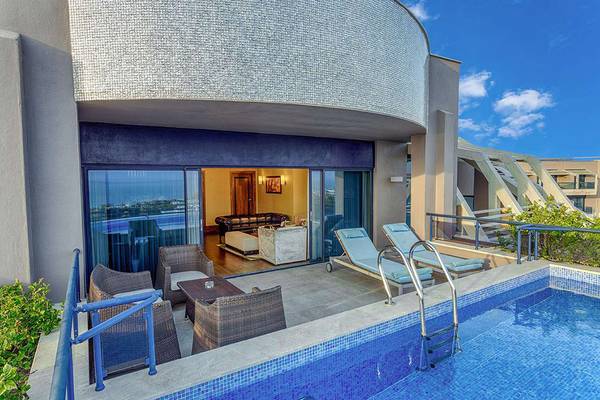 Balkon des Susesi Luxury Resort mit Blick auf den Pool und das Meer