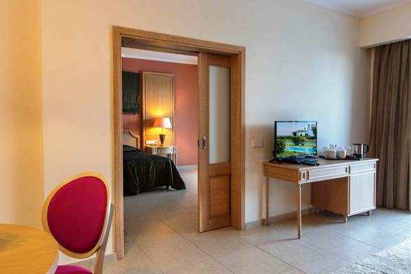 Innenansicht eines Zimmers im Kresten Royal Euphoria Resort mit Schreibtisch, Fernseher und Bett