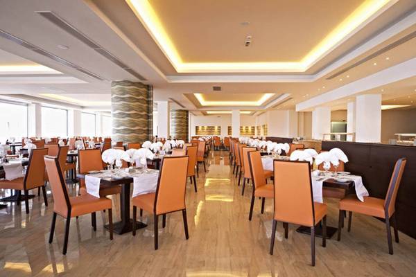 Innenbereich des Kresten Royal Euphoria Resort Restaurants mit gedeckten Tischen und Stühlen.