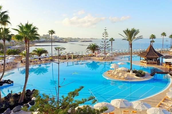 Außenbereich des Iberostar Selection Anthelia Hotels mit großem Swimmingpool und vielen Sonnenliegen.