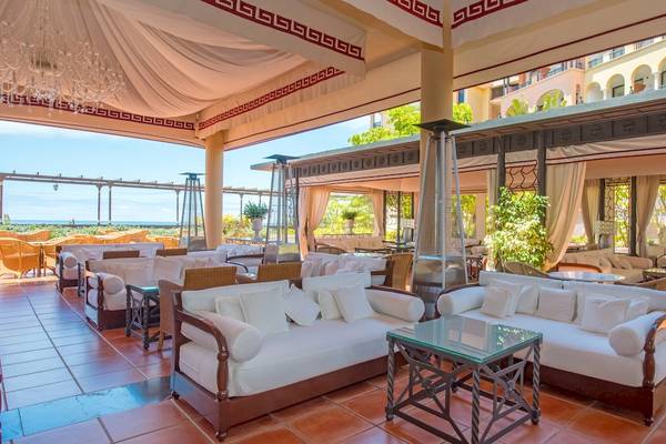 Loungebereich des Iberostar Selection Anthelia Hotels mit Blick auf den Ozean.