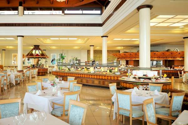 Restaurant im Iberostar Selection Anthelia Hotel mit gedeckelten Tischen und einer großen Essenstheke.