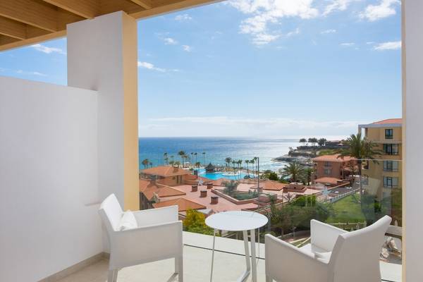 Balkon des Iberostar Selection Anthelia Hotels mit Blick auf das Meer und den Poolbereich.