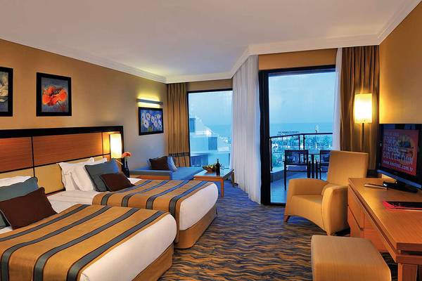 Doppelzimmer mit Meerblick im Susesi Luxury Resort mit zwei Betten, einem Fernseher und einem Balkon.