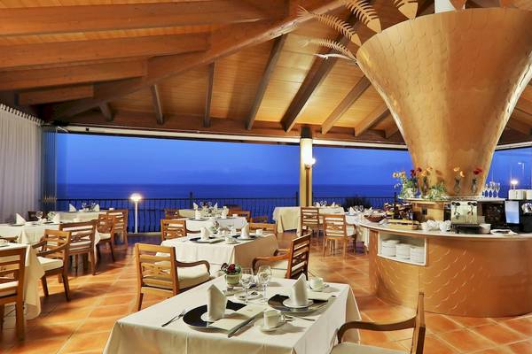 Innenansicht des Restaurants des Iberostar Selection Anthelia Hotels mit Blick auf den Ozean