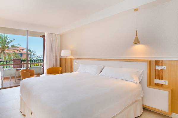 Doppelbettzimmer im Iberostar Selection Anthelia Hotel mit Balkon und Meerblick.