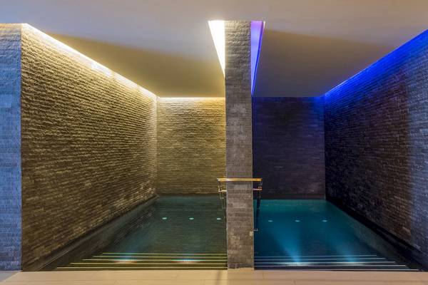 Innenpool des Iberostar Selection Anthelia Hotels mit blauen Lichtern.
