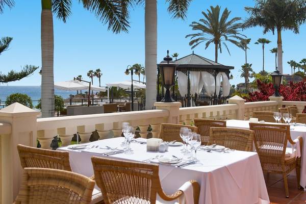 Terrassenrestaurant im Iberostar Selection Anthelia Hotel mit Blick auf das Meer.