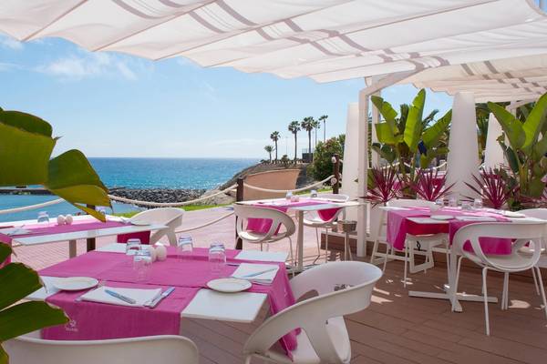 Terrassenrestaurant im Iberostar Selection Anthelia Hotel mit Blick auf das Meer