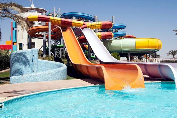 Wasserrutschen im Jaz Makadi Oasis Resort & Club mit bunten Farben und einem großen Pool.