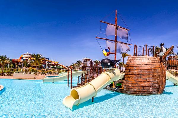 Wasserpark im Jaz Makadi Oasis Resort & Club mit einem Piratenschiff