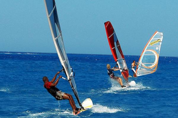 Drei Windsurfer im offenen Meer, Jaz Makadi Oasis Resort & Club