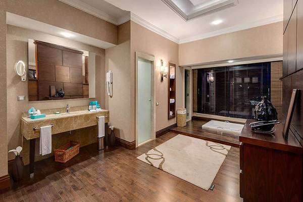 Das Badezimmer im Susesi Luxury Resort mit Badewanne, Waschbecken und Spiegel.