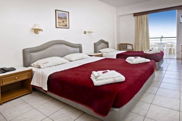Doppelzimmer im Dedalos Beach Hotel mit Balkon und Meerblick.