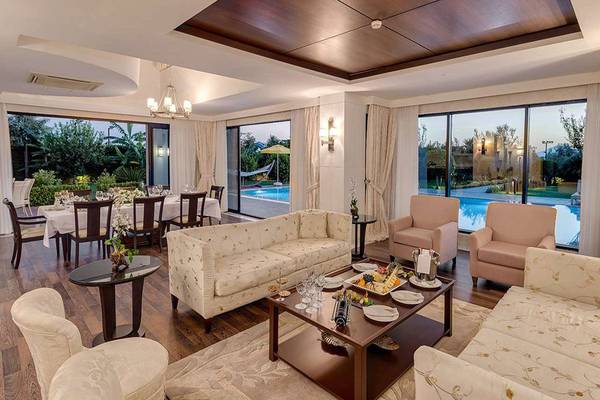 Wohnzimmer des Susesi Luxury Resorts mit Blick auf den Pool.