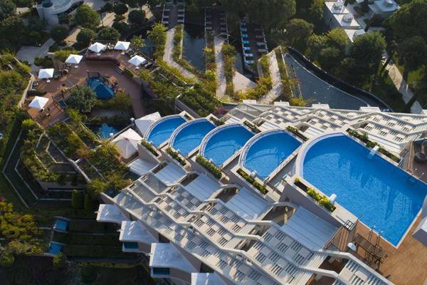 Luftaufnahme des Susesi Luxury Resorts mit mehreren Swimmingpools und umliegenden Gebäuden.