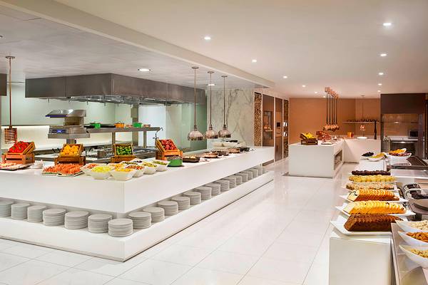 Buffet im Habtoor Grand Resort & Spa mit verschiedenen Speisen und Früchten.