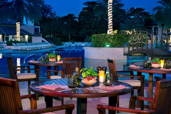 Abendessen im Freien beim Pool im Habtoor Grand Resort & Spa