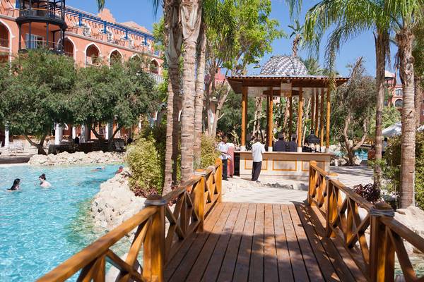 Poolbereich im Grand Resort Hurghada mit Gehweg und Pavillon