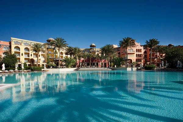 Außenpool und Hotelgebäude des Grand Resort Hurghada