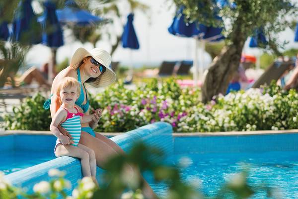 Eine Mutter und ein Kind am Pool im Grand Resort Hurghada