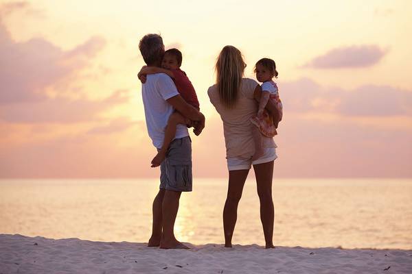 Familie am Strand im Grand Resort Hurghada bei Sonnenuntergang