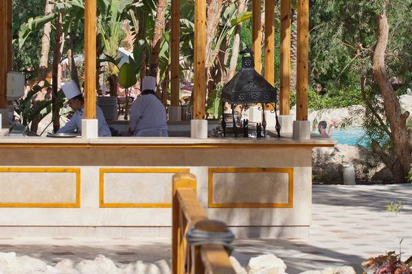 Poolside Bar im Grand Resort Hurghada mit Köchen und einem Gast, der in den Pool schaut