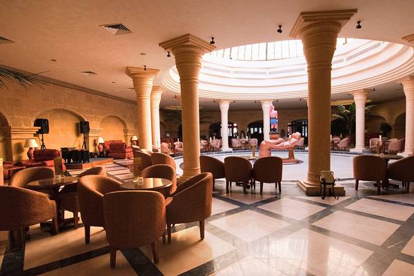 Innenansicht der Lobby des Grand Resort Hurghada mit Säulen, Sitzbereichen und zentralem Brunnen.