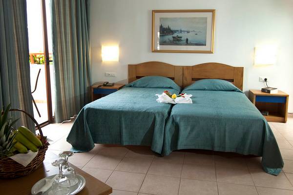 Doppelbett-Zimmer im Nana Golden Beach Hotel mit Früchtekorb und Blick auf Balkon