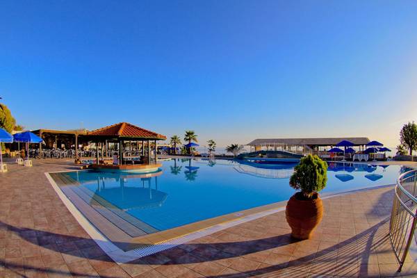 Außenpool des Nana Golden Beach Hotels mit Terrasse und Sonnenschirmen
