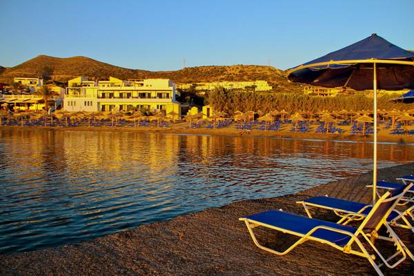 Strandansicht des Nana Golden Beach Hotels mit Wasser, Sonnenschirmen und Liegestühlen.