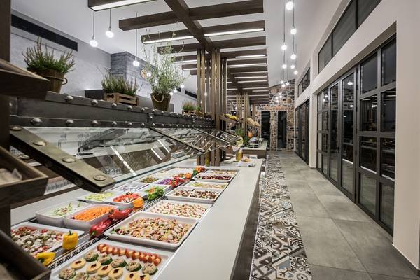 Buffet im Nana Golden Beach Hotel mit verschiedenen Gerichten und Pflanzen im Hintergrund.