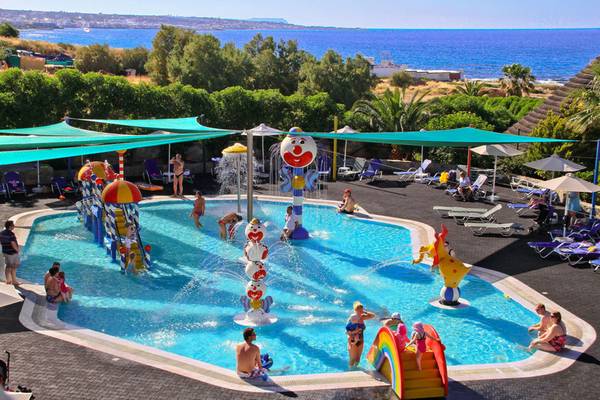 Ein Kinderpool im Nana Golden Beach Hotel mit bunten Clownfiguren und Sonnenschirmen.