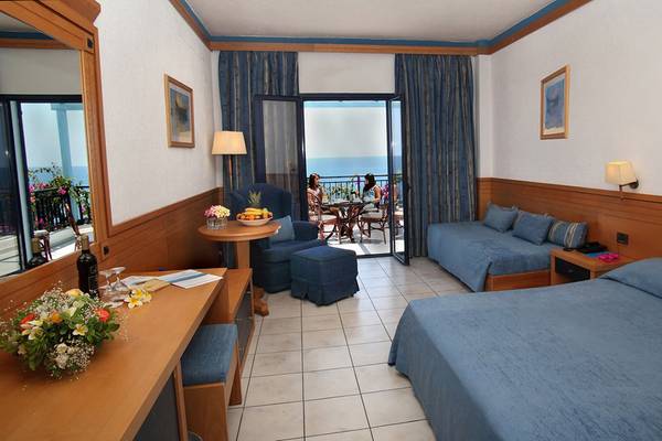 Zimmer im Nana Golden Beach Hotel mit Blick auf das Meer und zwei Betten.