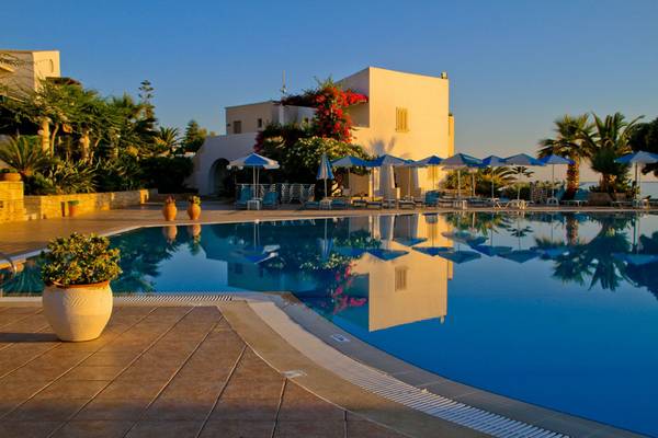 Poolbereich des Nana Golden Beach Hotels mit Liegestühlen und Sonnenschirmen.