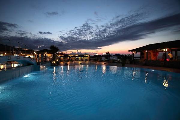 Außenpool des Nana Golden Beach Hotels bei Nacht mit beleuchteten Wegen und Gebäuden.