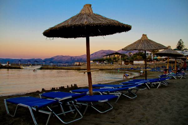 Blick auf den Strand des Nana Golden Beach Hotels mit Sonnenschirmen und Liegen.