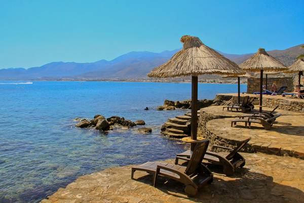 Außenbereich des Nana Golden Beach Hotels mit Liegen und Sonnenhüten am Strand