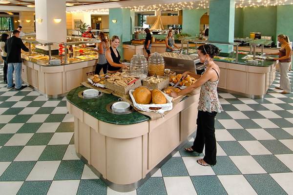 Frühstücksbuffet im Nana Golden Beach Hotel mit verschiedenen Speisen und Gästen.