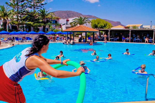 Gäste im Swimmingpool des Nana Golden Beach Hotels, einige nutzen Schwimmhilfen.